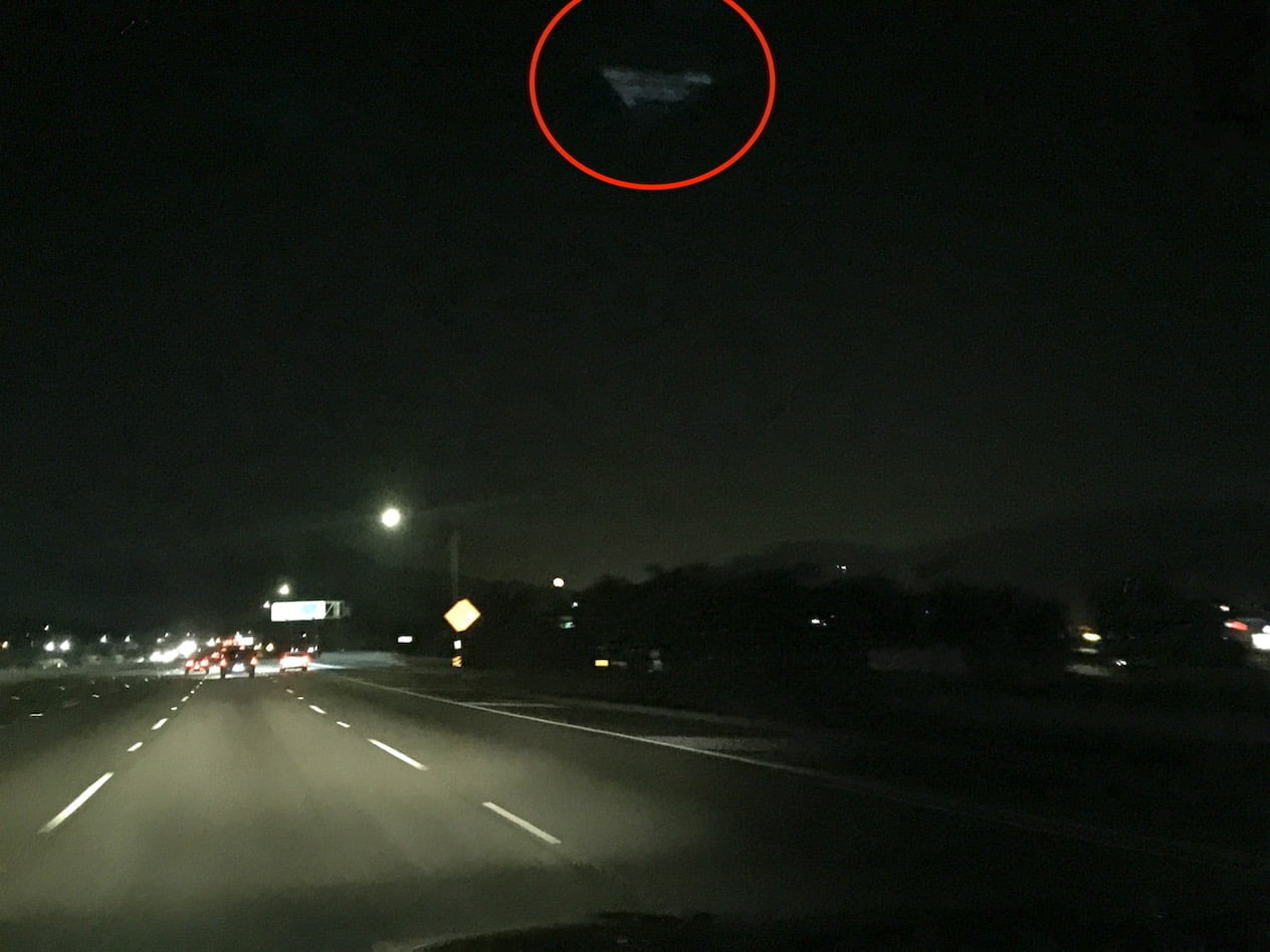 OVNI triangular gigante visto por autopista en California El 2 de abril de 2018