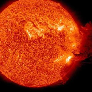 Erupciones solares pueden «pulverizar» la luna
