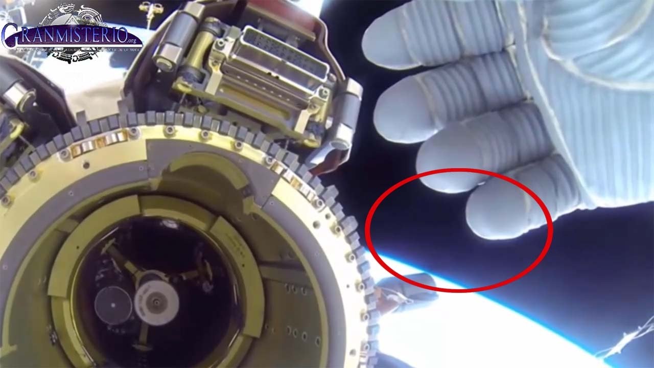 Astronauta tapa la cámara de la ISS cuando aparece un OVNI